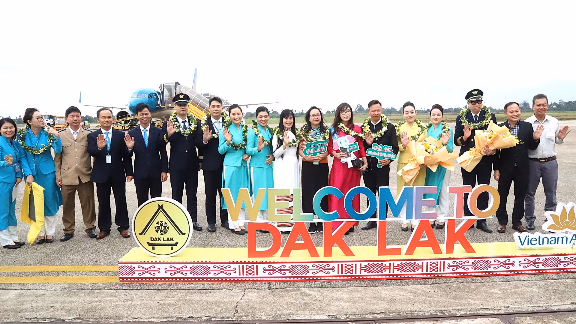 Lãnh đạo Sở Văn hóa, Thể thao và Du lịch tỉnh Đắk Lắk cùng phi hành đoàn và các vị du khách đầu tiên đến Đắk Lắk nhân dịp Tết Dương lịch năm 2025.