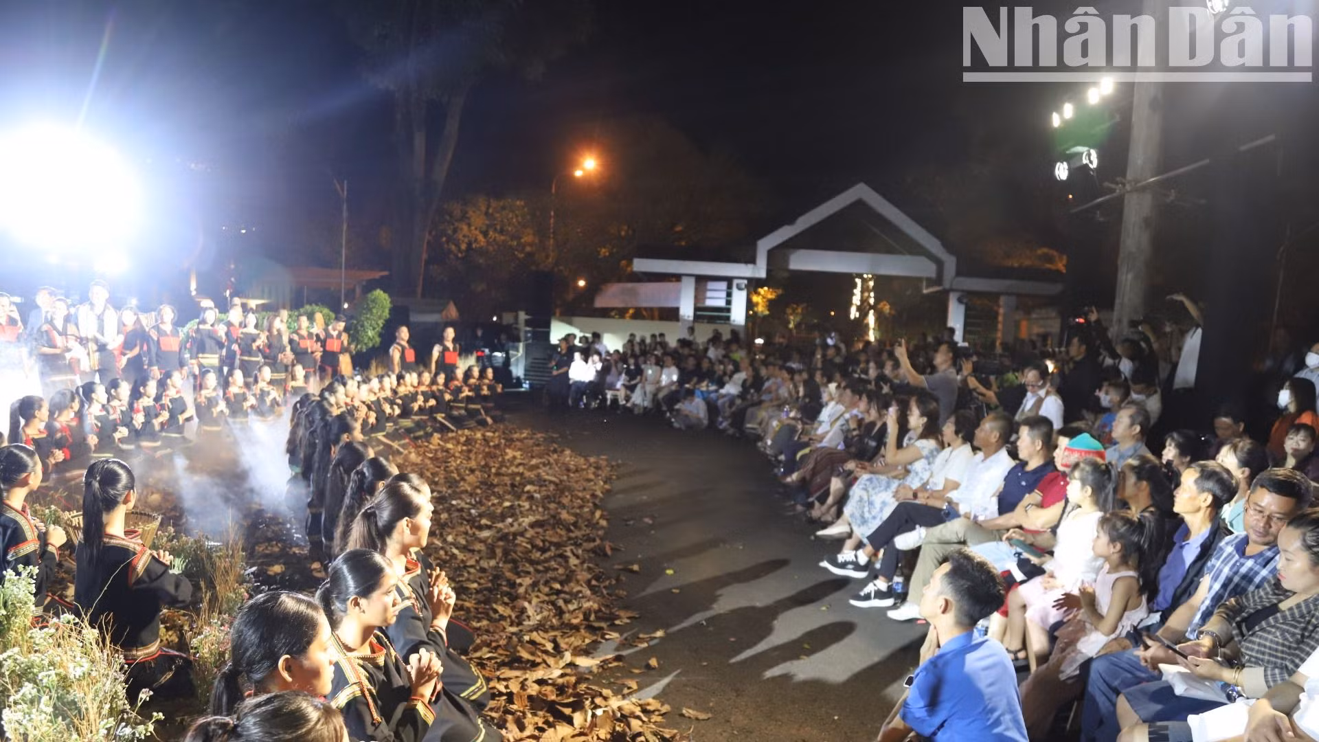 Đông đảo nhân dân thành phố Buôn Ma Thuột và du khách đến thưởng thức Chương trình nghệ thuật thời trang thổ cẩm “Vũ điệu Ban Mê”. Đông đảo nhân dân thành phố Buôn Ma Thuột và du khách đến thưởng thức Chương trình nghệ thuật thời trang thổ cẩm “Vũ điệu Ban Mê”.