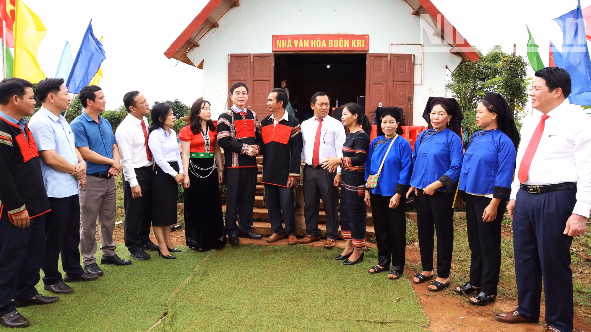 Bí thư Tỉnh ủy Đắk Lắk Nguyễn Đình Trung (người đứng giữa) tham gia sinh hoạt Ngày hội đại đoàn kết dân tộc" ở buôn Kri, xã Ea Sol, huyện Ea H'leo.