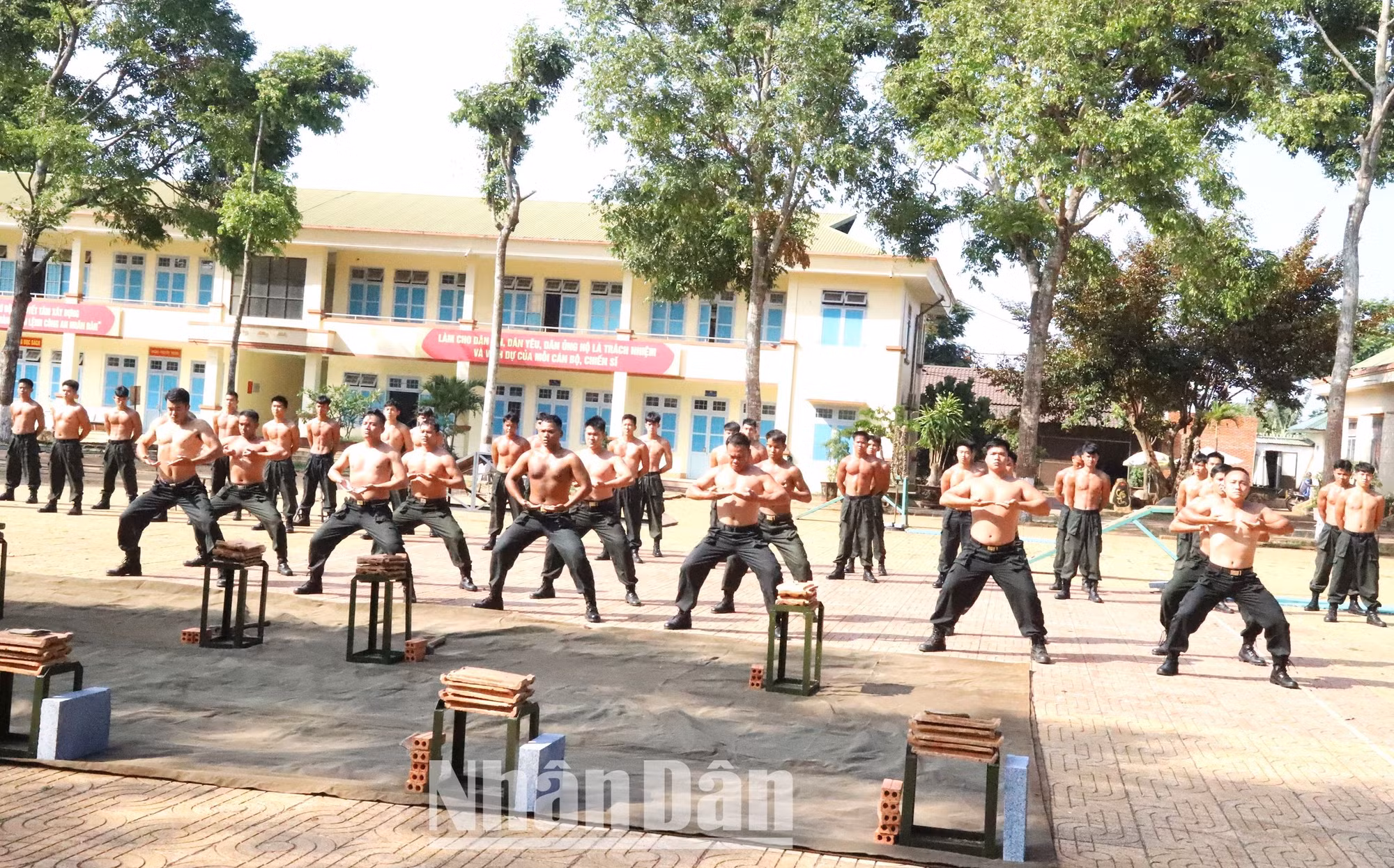Tập võ thuật khí công hay còn được gọi là nội công, một công phu tập luyện tích tụ nội khí triển khai tối đa sức mạnh thể chất và tinh thần để áp dụng vào kỹ thuật chiến đấu cũng như tăng cường sức khỏe cho cán bộ, chiến sĩ. Tập võ thuật khí công hay còn được gọi là nội công, một công phu tập luyện tích tụ nội khí triển khai tối đa sức mạnh thể chất và tinh thần để áp dụng vào kỹ thuật chiến đấu cũng như tăng cường sức khỏe cho cán bộ, chiến sĩ.