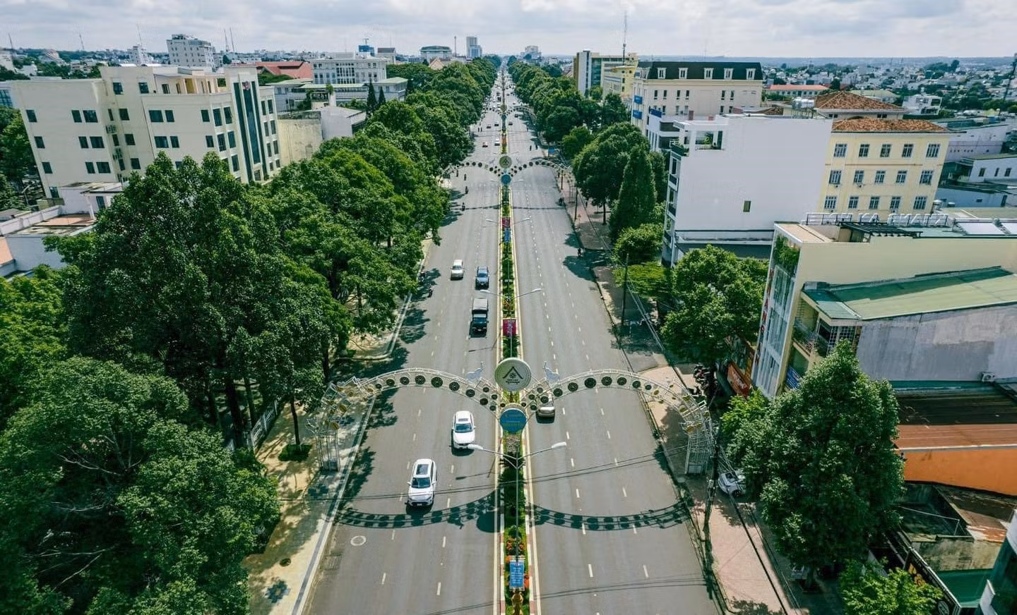 Đường Nguyễn Tất Thành, tuyến giao thông huyết mạch của thành phố Buôn Ma Thuột. (Ảnh: CTV) Đường Nguyễn Tất Thành, tuyến giao thông huyết mạch của thành phố Buôn Ma Thuột. (Ảnh: CTV)