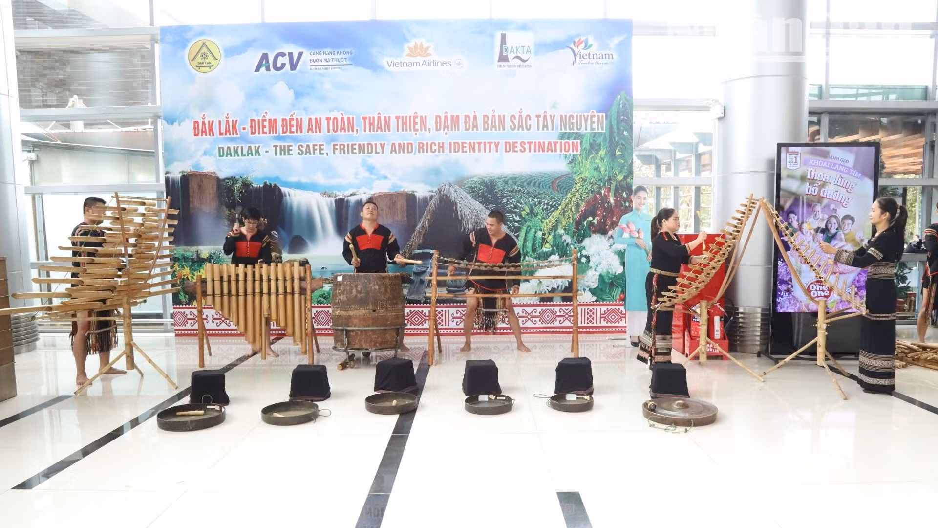 Chương trình biểu diễn cồng chiêng chào đón và phục vụ vị khách du lịch thứ 1,5 triệu cùng đoàn khách du lịch đầu tiên đến tỉnh Đắk Lắk nhân dịp Tết Dương lịch năm 2025 tại Cảng hàng không Buôn Ma Thuột.