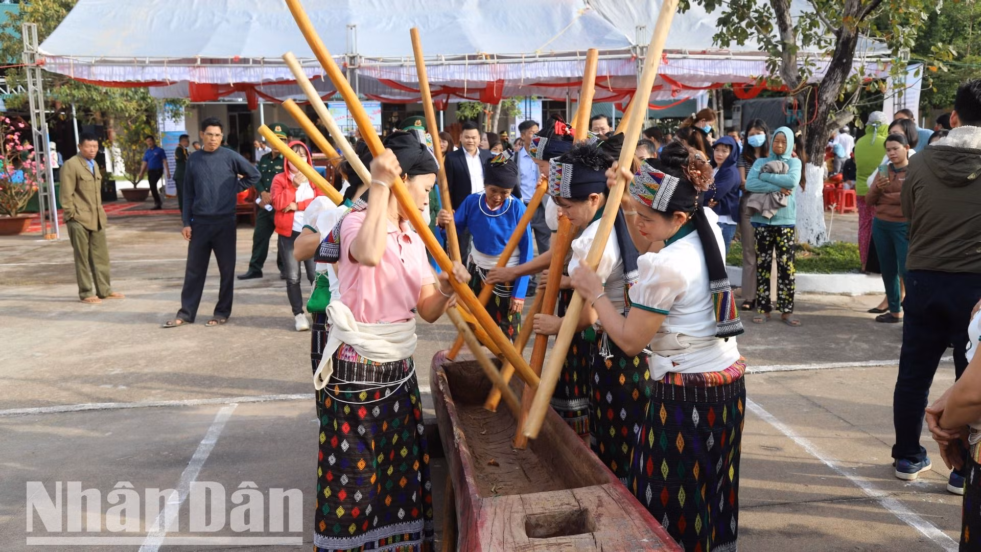 Đồng bào dân tộc Thái giả Khua Luốn tại chương trình. Đồng bào dân tộc Thái giả Khua Luốn tại chương trình.