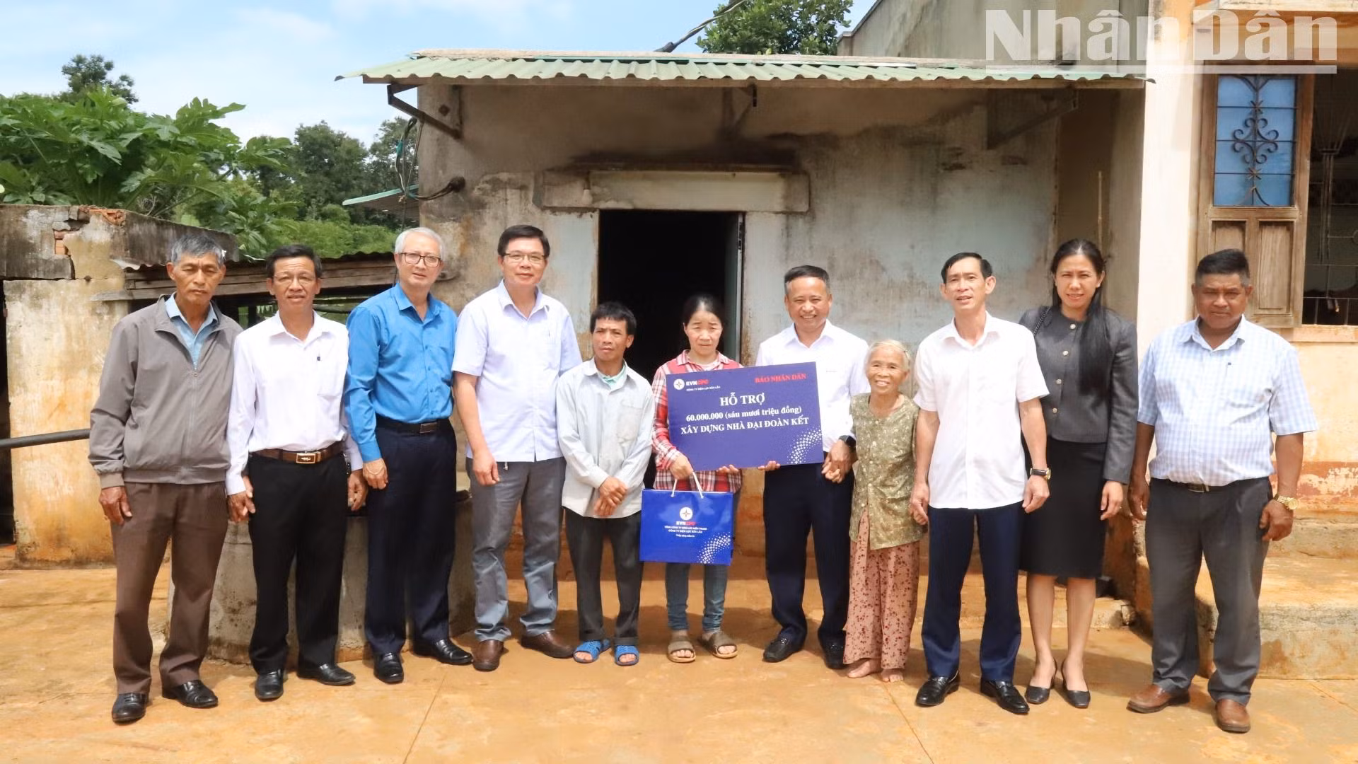 Lãnh đạo Công ty Điện lực Đắk Lắk và Văn phòng đại diện Báo Nhân Dân tại tỉnh Đắk Lắk trao tặng kinh phí 60 triệu đồng cho vợ chồng anh gia đình anh Nguyễn Hữu Dũng và Ngô Thị Nhuần để xây dựng nhà ở.
