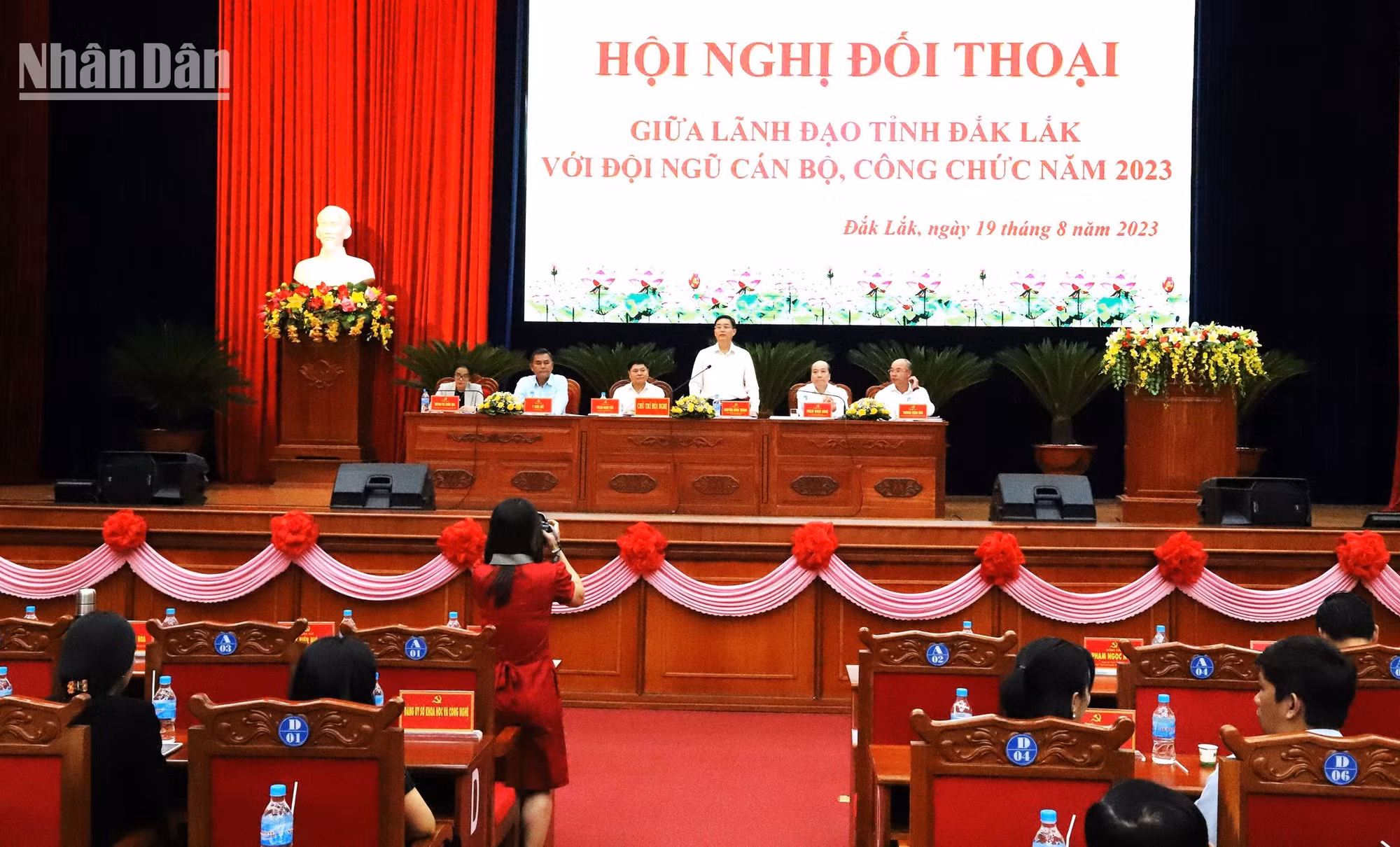 Tỉnh Đắk Lắk sẽ xử lý nghiêm những cán bộ, công chức gây nhũng nhiễu, phiền hà và vòi vĩnh doanh nghiệp. Tỉnh Đắk Lắk sẽ xử lý nghiêm những cán bộ, công chức gây nhũng nhiễu, phiền hà và vòi vĩnh doanh nghiệp.