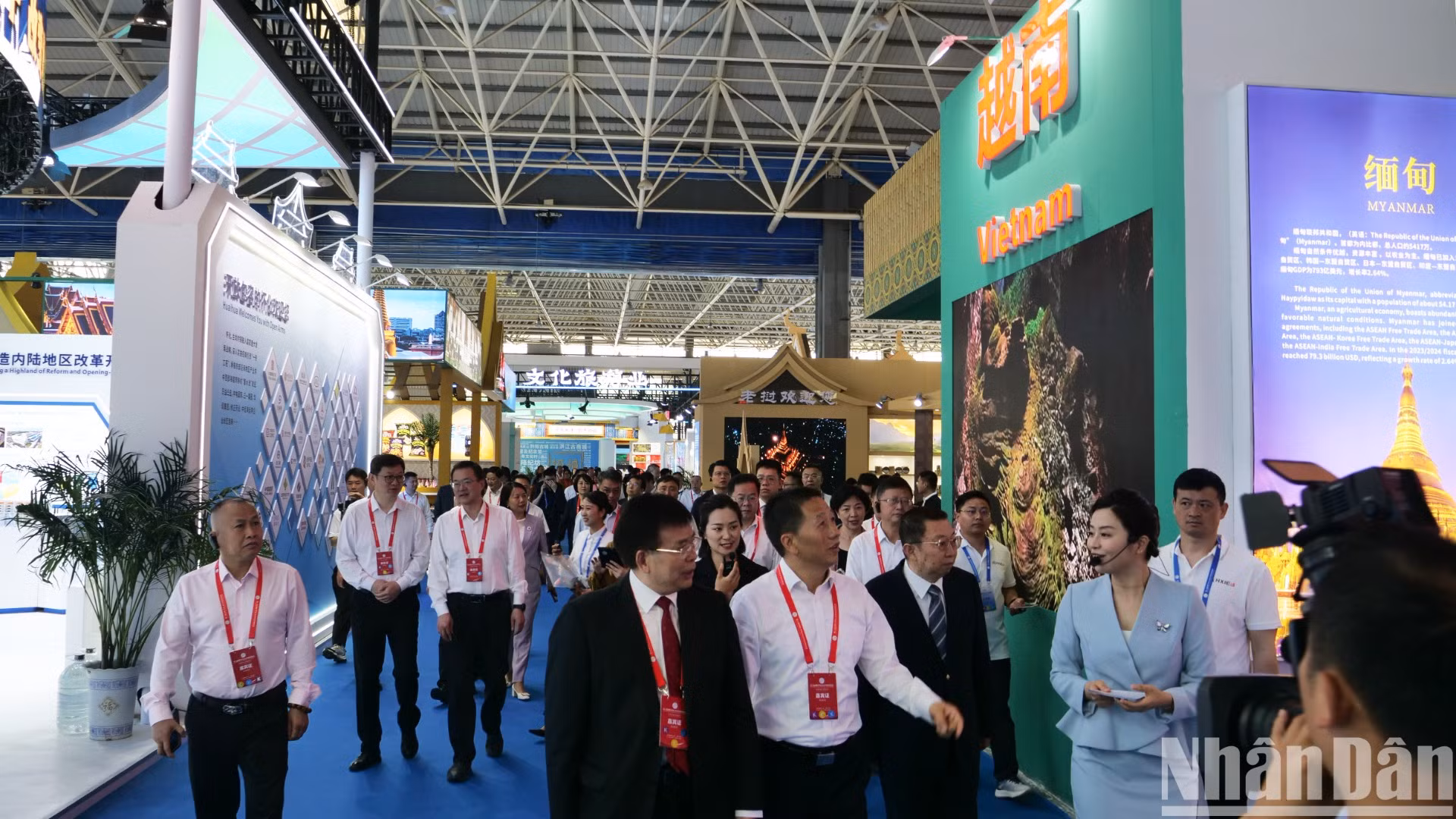 Hội chợ triển lãm thu hút rất đông khách tham quan, tìm hiểu và mua sắm sản phẩm của nước.