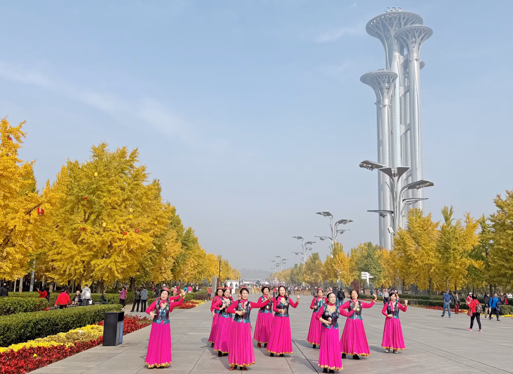 Những điệu múa truyền thống được biểu diễn trên quảng trường Olympics.