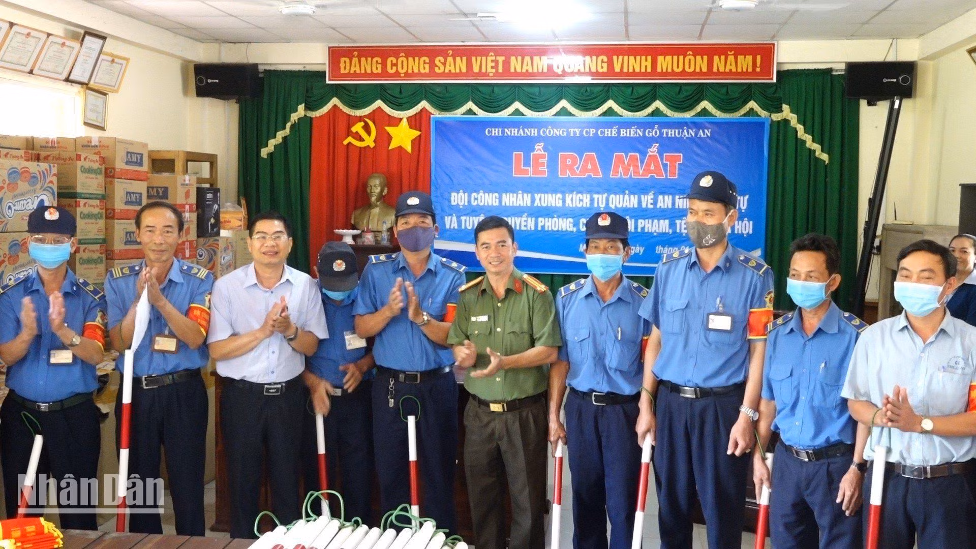 Tổ xung kích bảo đảm an ninh trật tự tại chi nhánh Công ty cổ phần gỗ Thuận An (thị xã Chơn Thành).