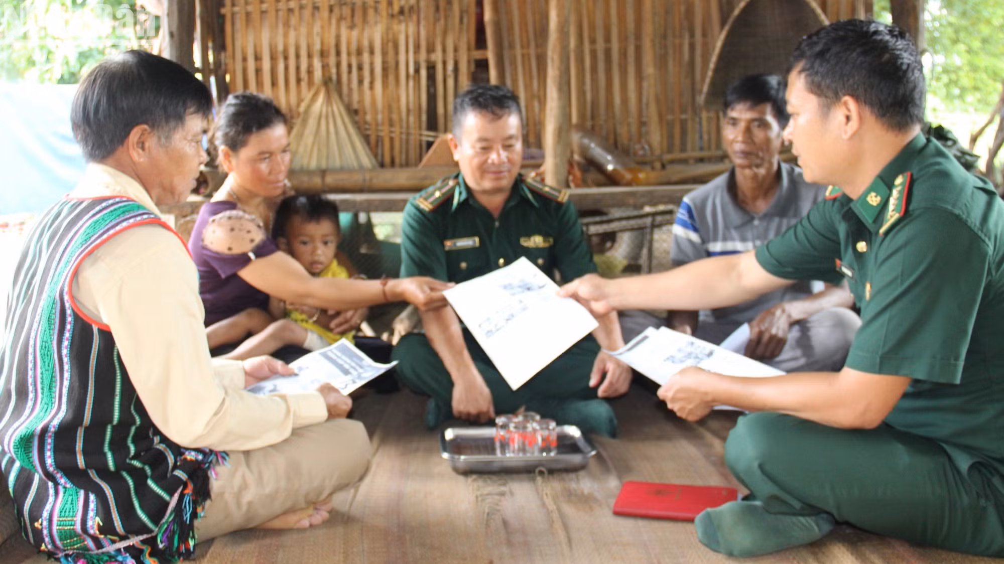 Bộ đội Biên phòng tỉnh Bình Phước tuyên truyền, vận động nhân dân thực hiện tốt quy chế biên giới. Bộ đội Biên phòng tỉnh Bình Phước tuyên truyền, vận động nhân dân thực hiện tốt quy chế biên giới.