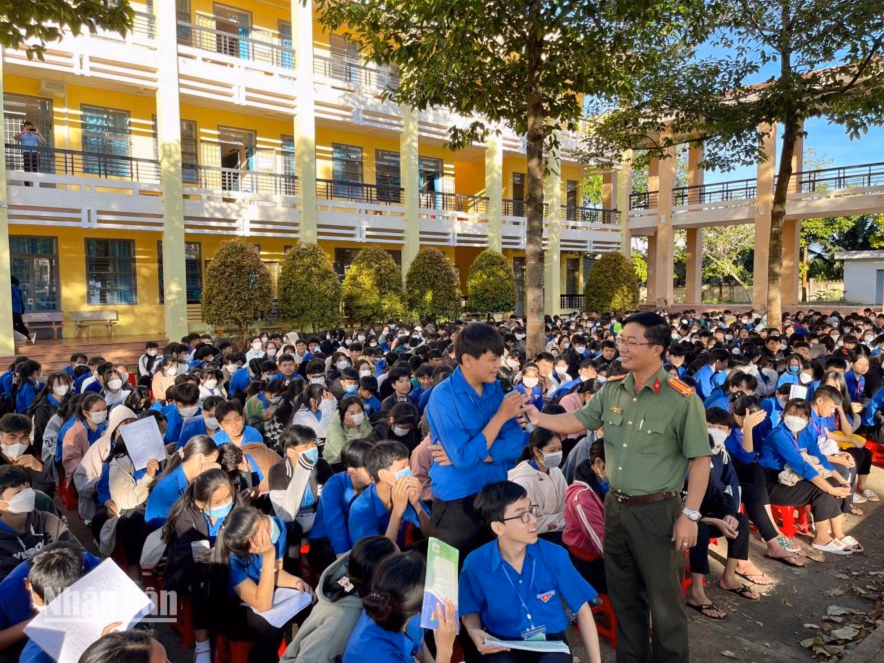 Tuyên truyền, phổ biến pháp luật cho học sinh để các em sớm hình thành ý thức chấp hành pháp luật.