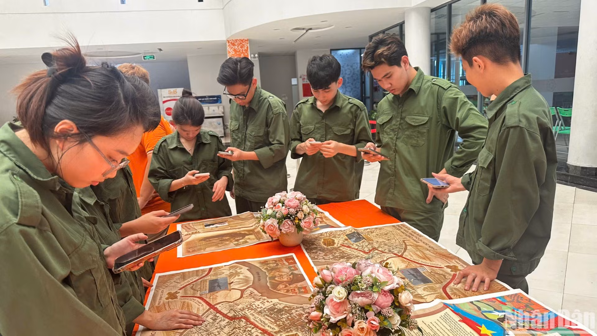 Các học sinh trường Trung học phổ thông FPT Cần Thơ hào hứng với công nghệ tích nghệ trên phụ san của Báo Nhân Dân (Ảnh: NGỌC HÂN) Các học sinh trường Trung học phổ thông FPT Cần Thơ hào hứng với công nghệ tích nghệ trên phụ san của Báo Nhân Dân (Ảnh: NGỌC HÂN)