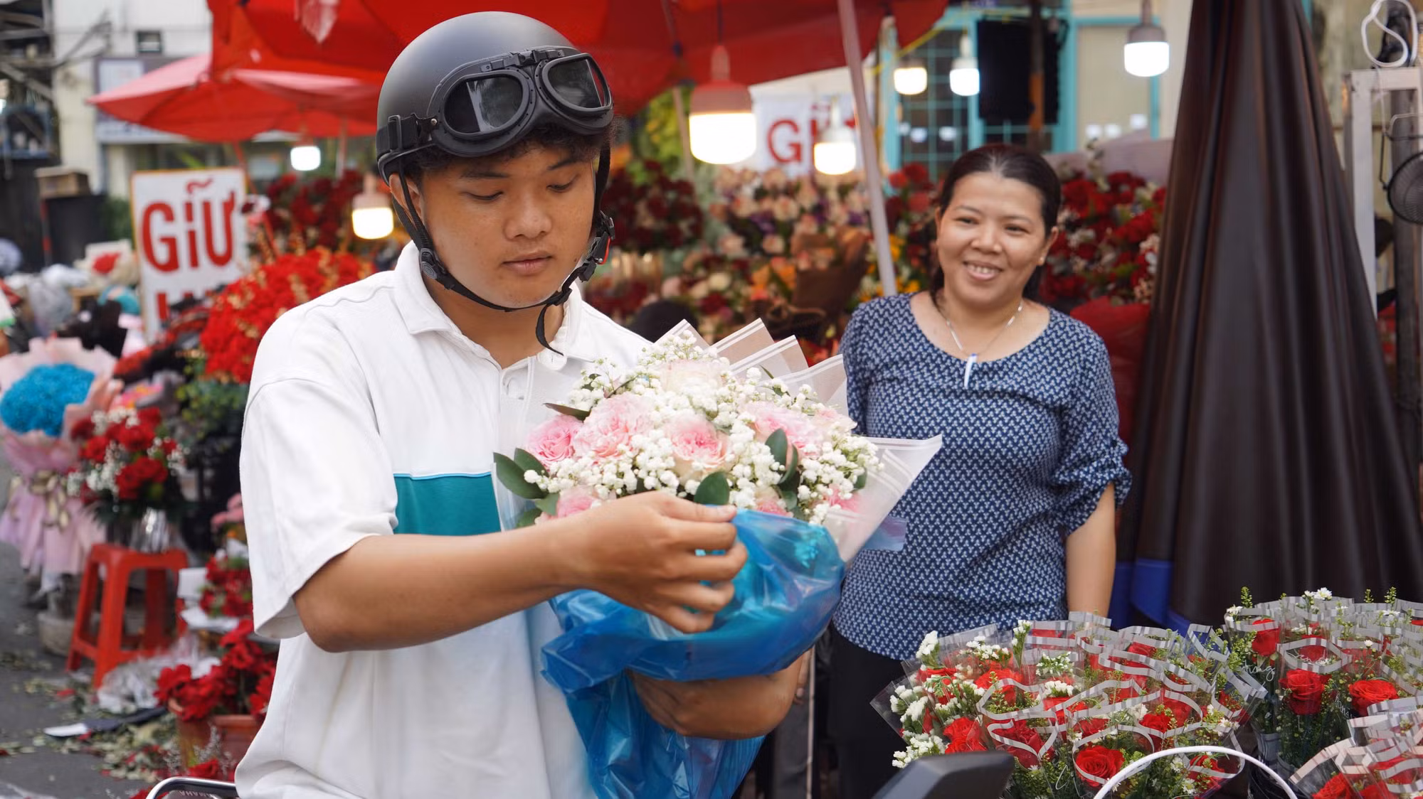 Nhiều nam giới đã tranh thủ đến mua những bó hoa tươi và đẹp nhất để tặng những người thân của mình nhân dịp 8/3. Nhiều nam giới đã tranh thủ đến mua những bó hoa tươi và đẹp nhất để tặng những người thân của mình nhân dịp 8/3.