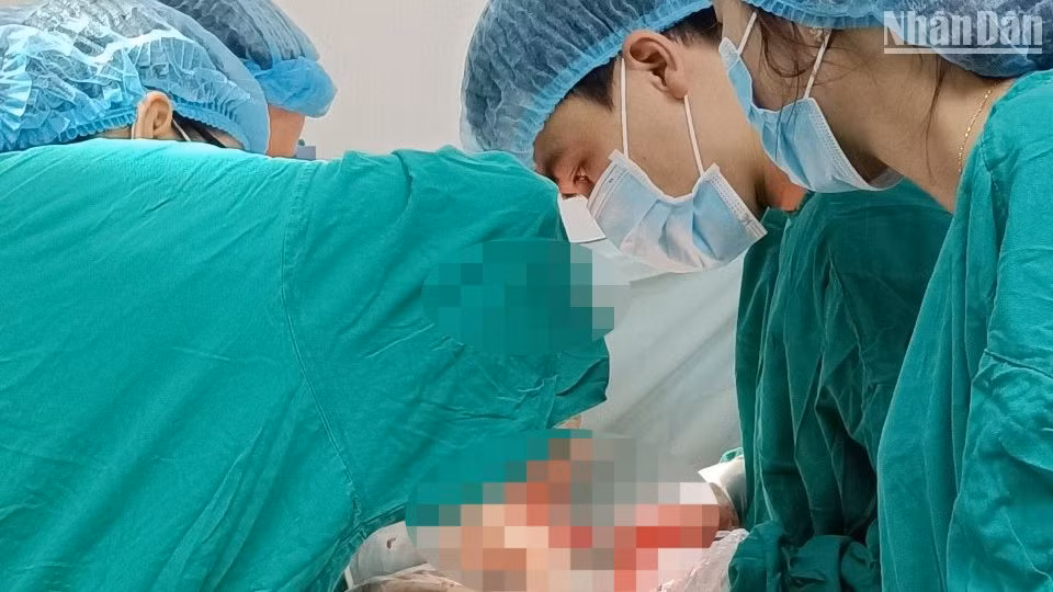 Ê-kíp phẫu thuật cấp cứu thành công cho bệnh nhân Nguyễn Thị Bích ở phường Tân Thiện, thành phố Đồng Xoài. Ê-kíp phẫu thuật cấp cứu thành công cho bệnh nhân Nguyễn Thị Bích ở phường Tân Thiện, thành phố Đồng Xoài.