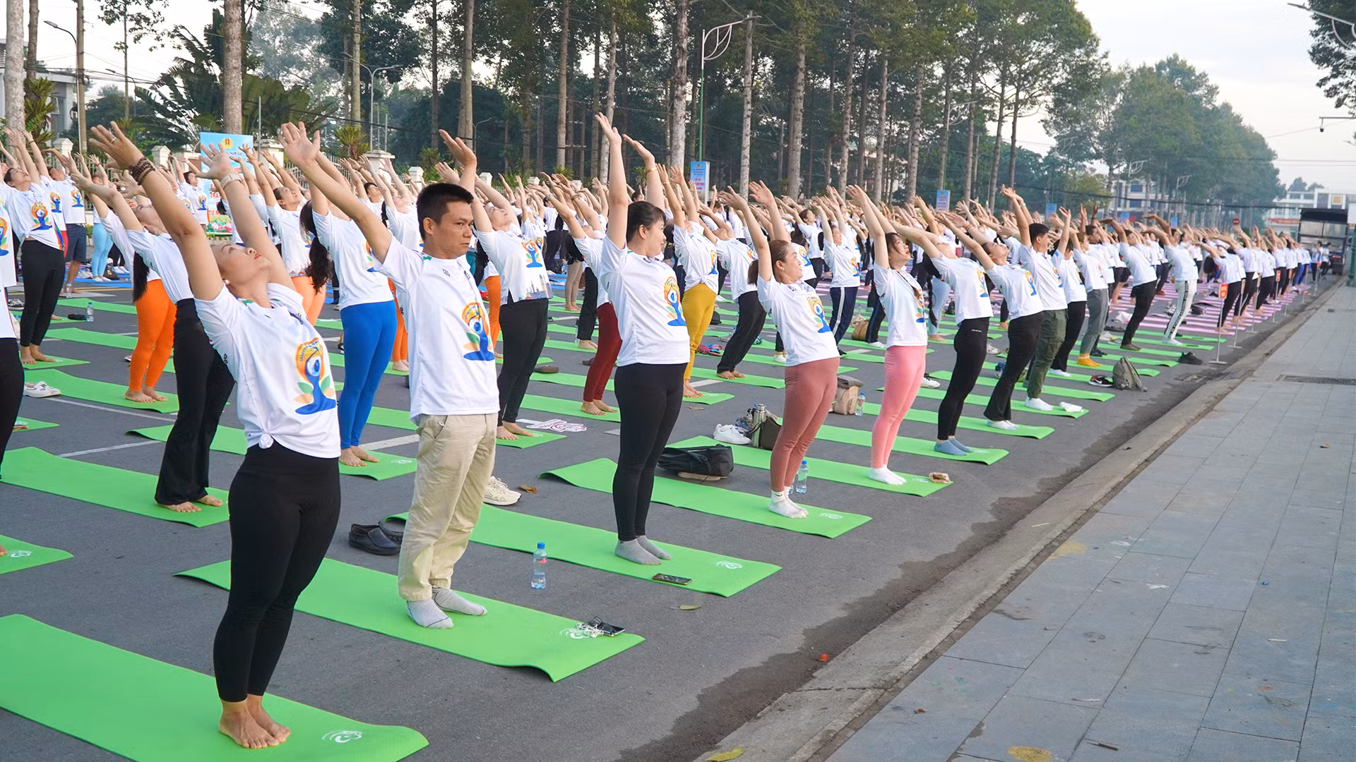 Cán bộ, công nhân viên chức và nhiều người dân trên địa bàn thành phố Cao Lãnh tham gia đồng diễn Yoga. (Ảnh: HỮU NGHĨA)