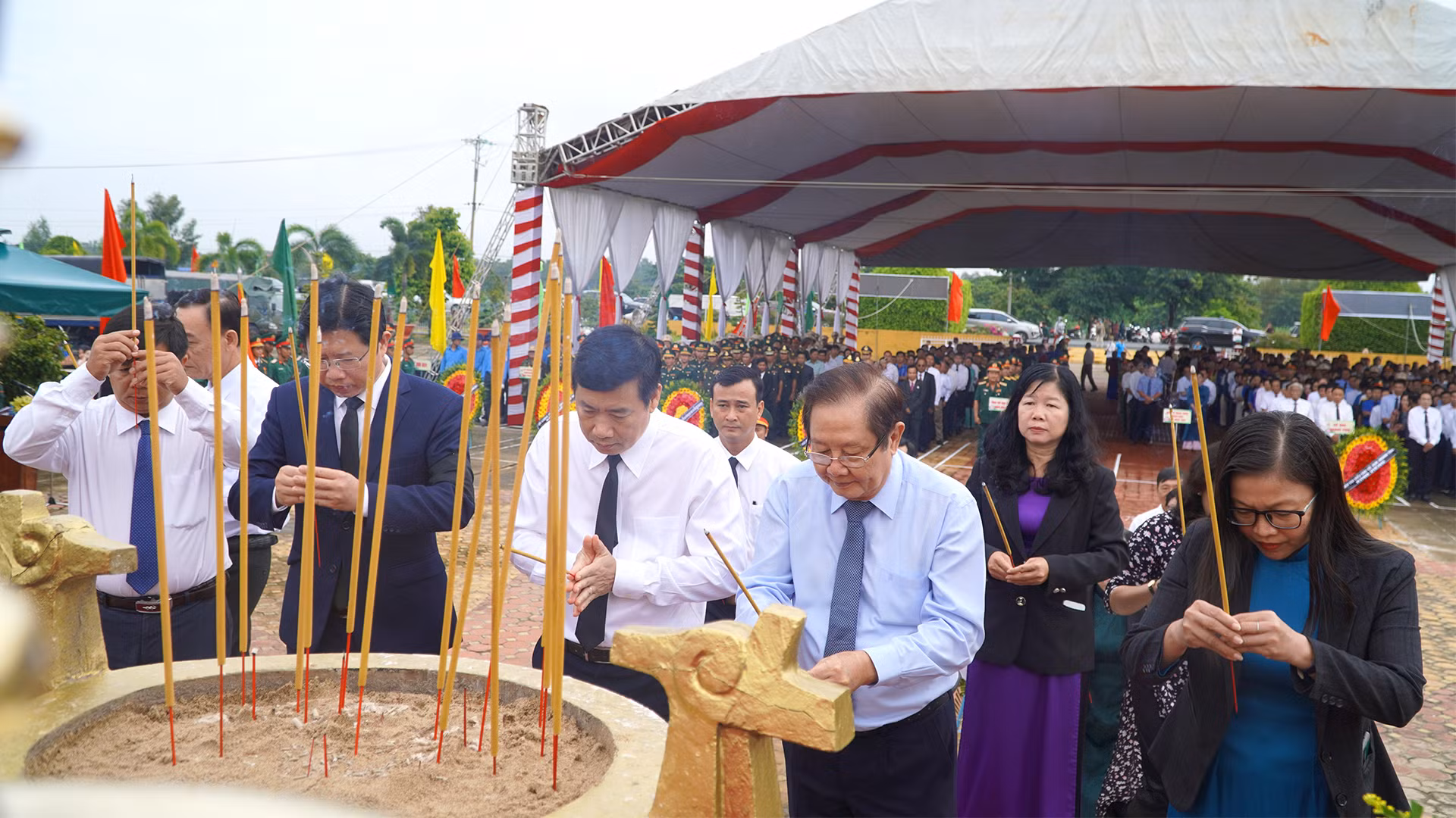 Đoàn đại biểu tỉnh Đồng Tháp dâng hương tưởng niệm. (Ảnh: HỮU NGHĨA) Đoàn đại biểu tỉnh Đồng Tháp dâng hương tưởng niệm. (Ảnh: HỮU NGHĨA)