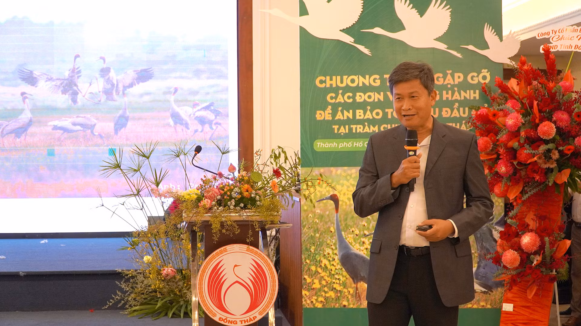 Tiến sĩ Trần Triết, Giám đốc Chương trình Bảo tồn sếu Đông Nam Á, phát biểu tại chương trình. (Ảnh: HỮU NGHĨA)