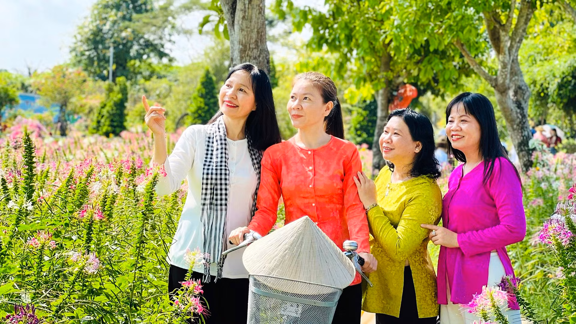 Du khách tham quan Làng hoa kiểng Sa Đéc dịp Festival. Du khách tham quan Làng hoa kiểng Sa Đéc dịp Festival.