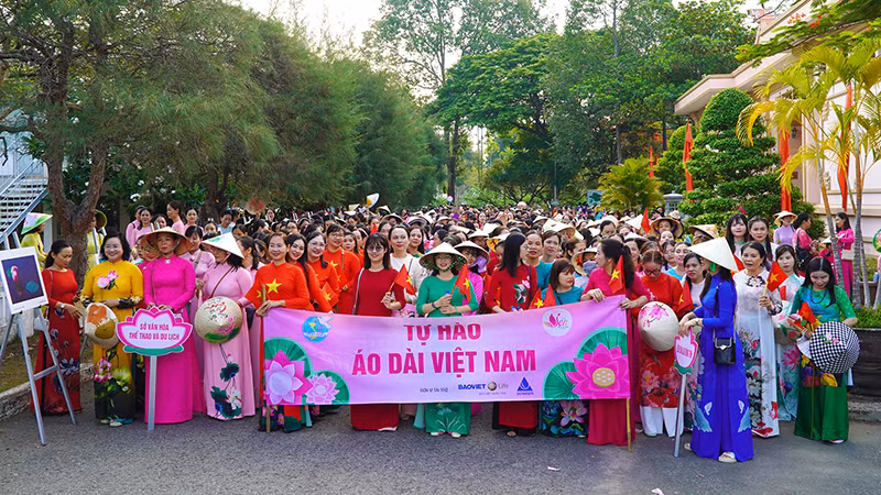 5.500 phụ nữ Đồng Tháp ở Khu di tích Nguyễn Sinh Sắc, chuẩn bị diễu hành. (Ảnh: HỮU NGHĨA)