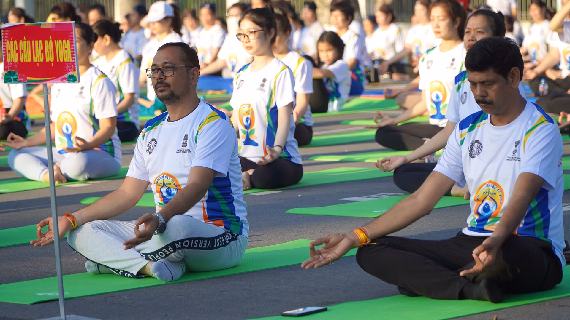 Các câu lạc bộ Yoga đồng diễn Yoga. Ảnh: Hữu Nghĩa