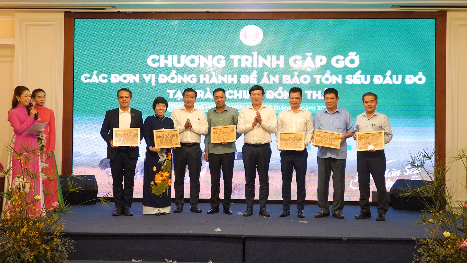 Lãnh đạo tỉnh Đồng Tháp trao tặng quà tri ân đến các đơn vị đồng hành cùng tỉnh trong “Đề án bảo tồn và phát triển sếu đầu đỏ tại Vườn quốc gia Tràm Chim giai đoạn 2022-2032”. (Ảnh: HỮU NGHĨA)