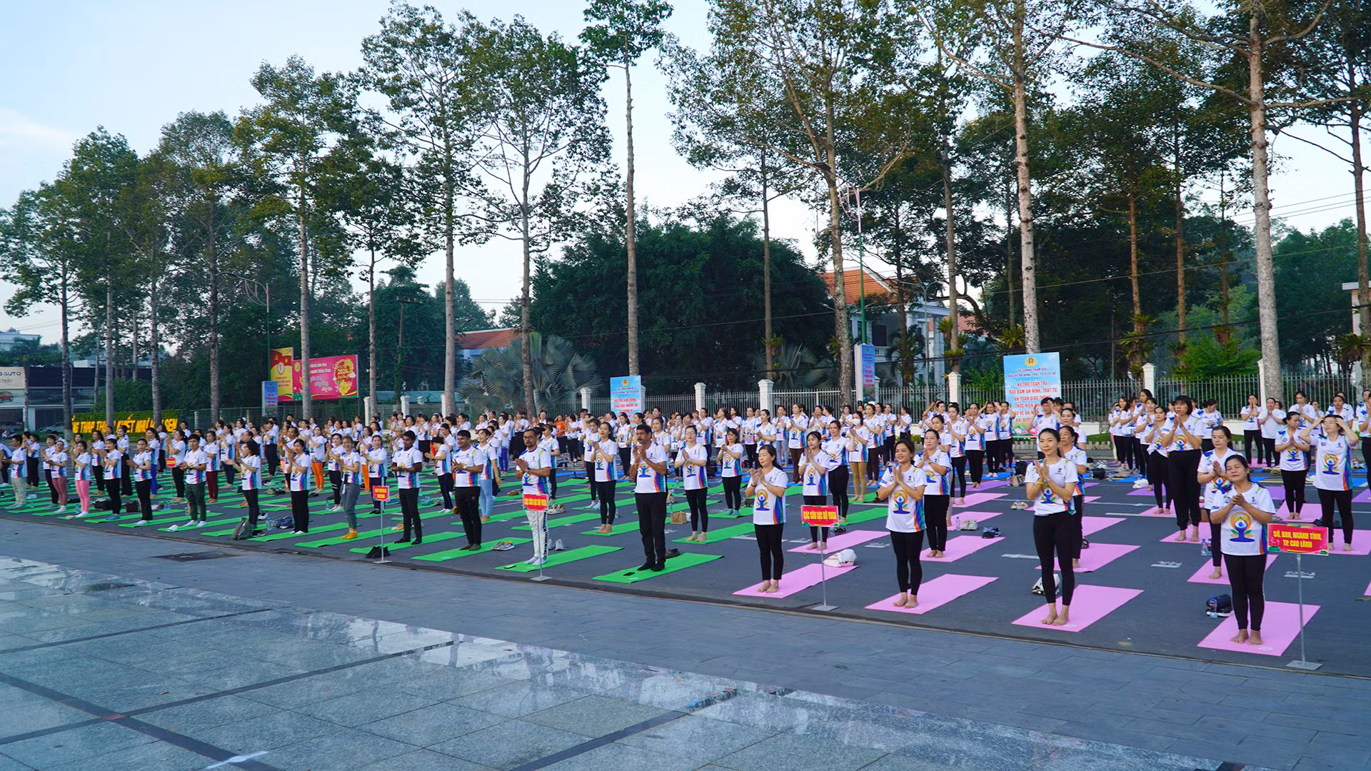 Cán bộ, công nhân viên chức và nhiều người dân trên địa bàn thành phố Cao Lãnh tham gia đồng diễn Yoga. (Ảnh: HỮU NGHĨA)