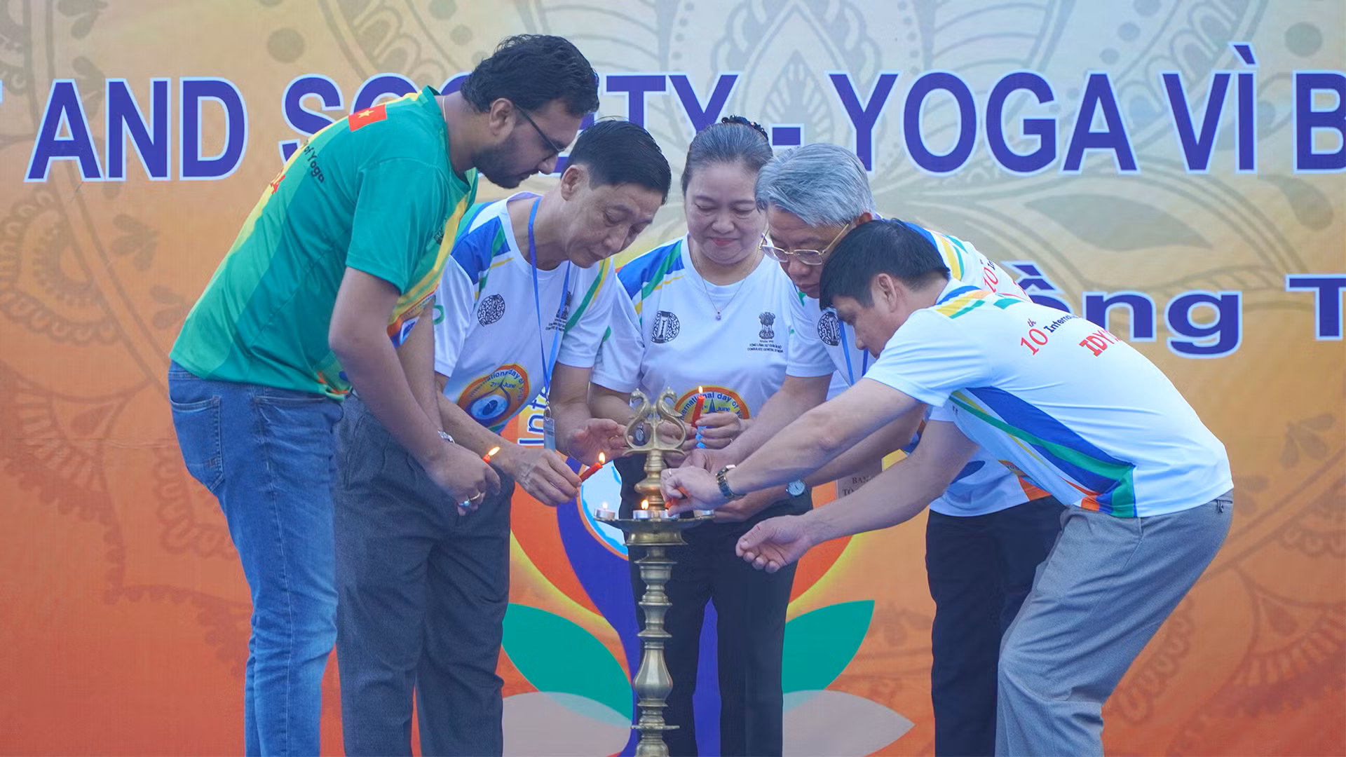 Đại biểu thực hiện nghi thức thắp đèn truyền thống của bộ môn Yoga Ấn Độ.