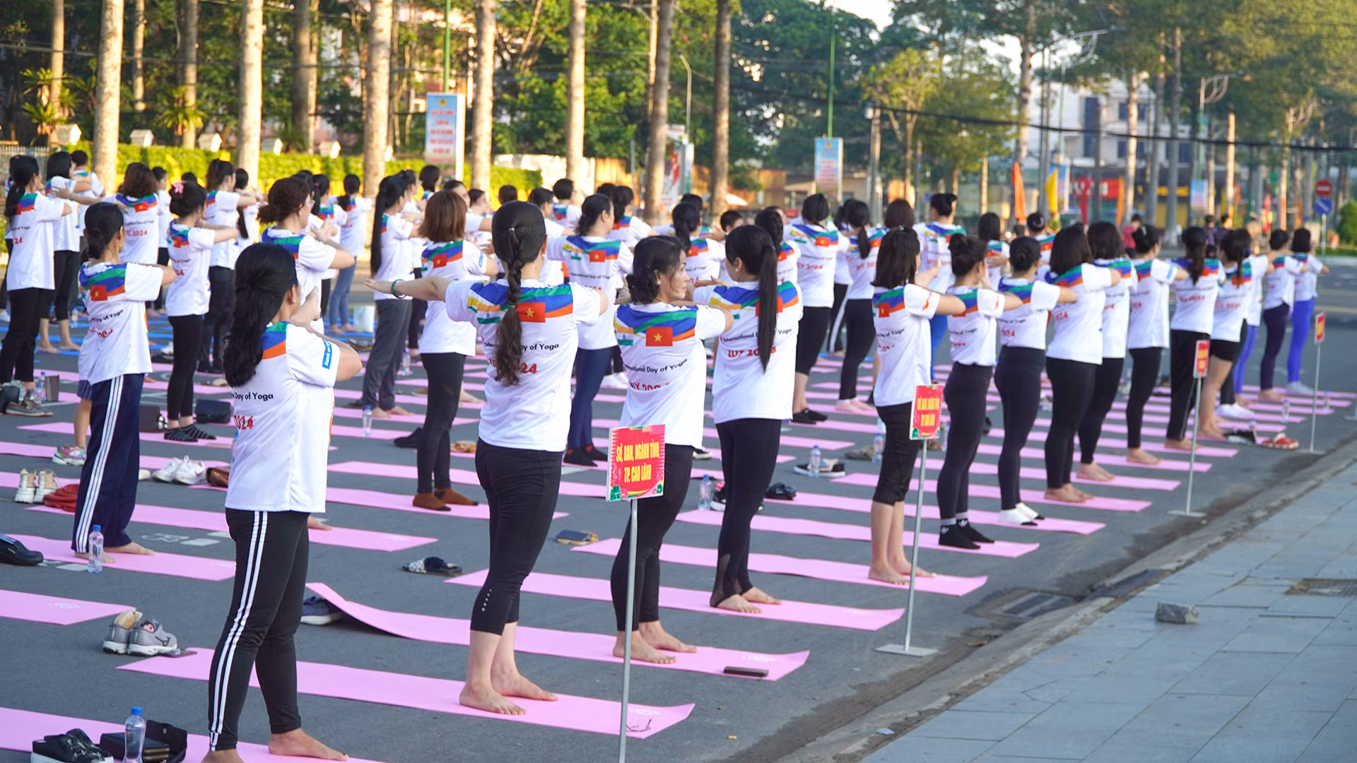 Cán bộ, công nhân viên chức và nhiều người dân trên địa bàn thành phố Cao Lãnh tham gia đồng diễn Yoga. (Ảnh: HỮU NGHĨA)