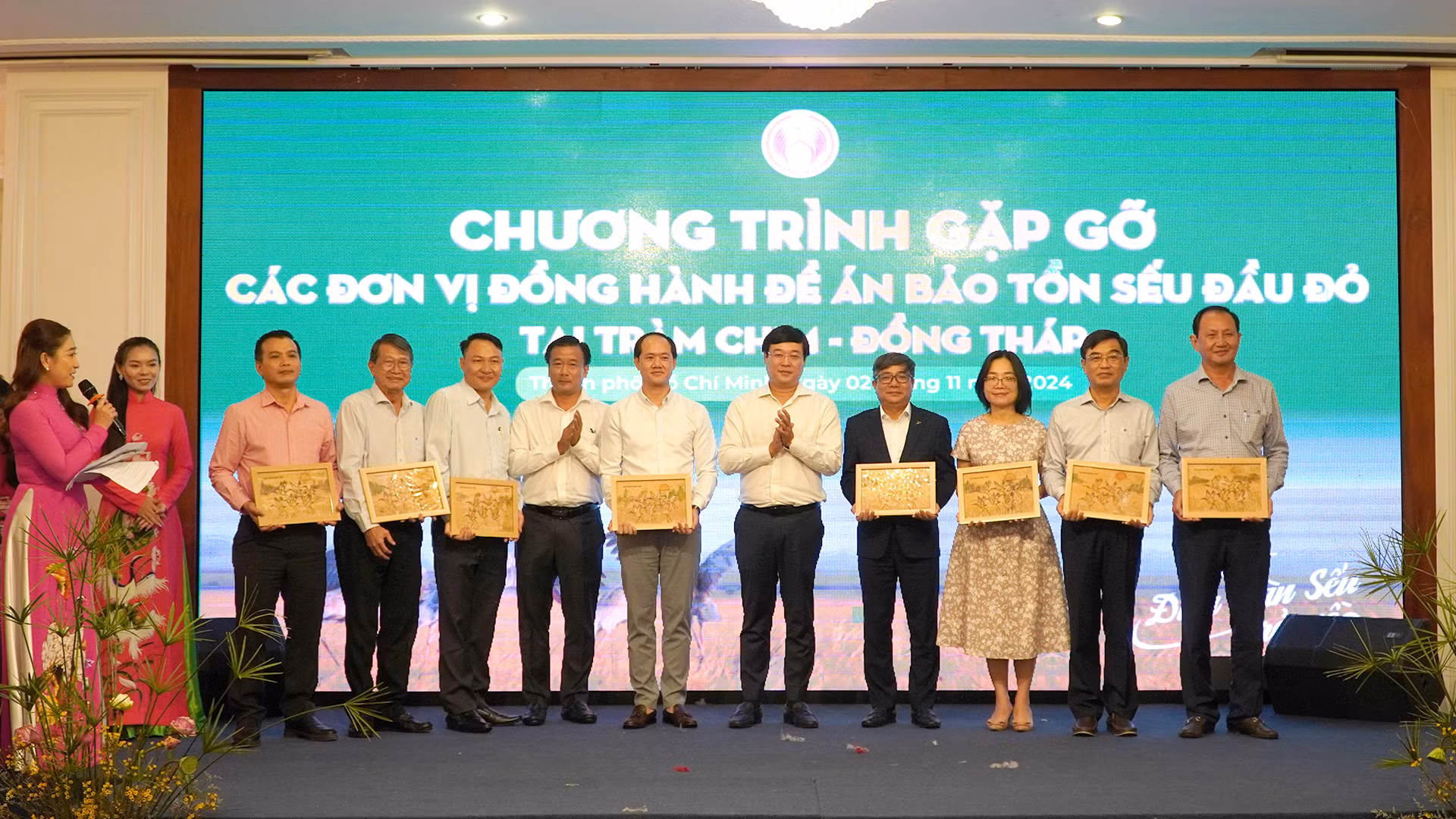 Lãnh đạo tỉnh Đồng Tháp trao tặng quà tri ân đến các đơn vị đồng hành cùng tỉnh trong “Đề án bảo tồn và phát triển sếu đầu đỏ tại Vườn quốc gia Tràm Chim giai đoạn 2022-2032”. (Ảnh: HỮU NGHĨA)