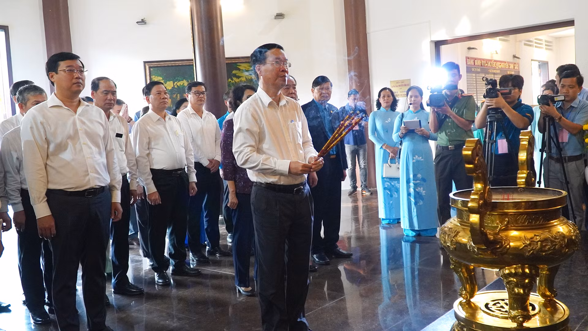 Chủ tịch nước Võ Văn Thưởng dâng hương tại Đền thờ Cụ Phó bảng Nguyễn Sinh Sắc. (Ảnh: HỮU NGHĨA) Chủ tịch nước Võ Văn Thưởng dâng hương tại Đền thờ Cụ Phó bảng Nguyễn Sinh Sắc. (Ảnh: HỮU NGHĨA)