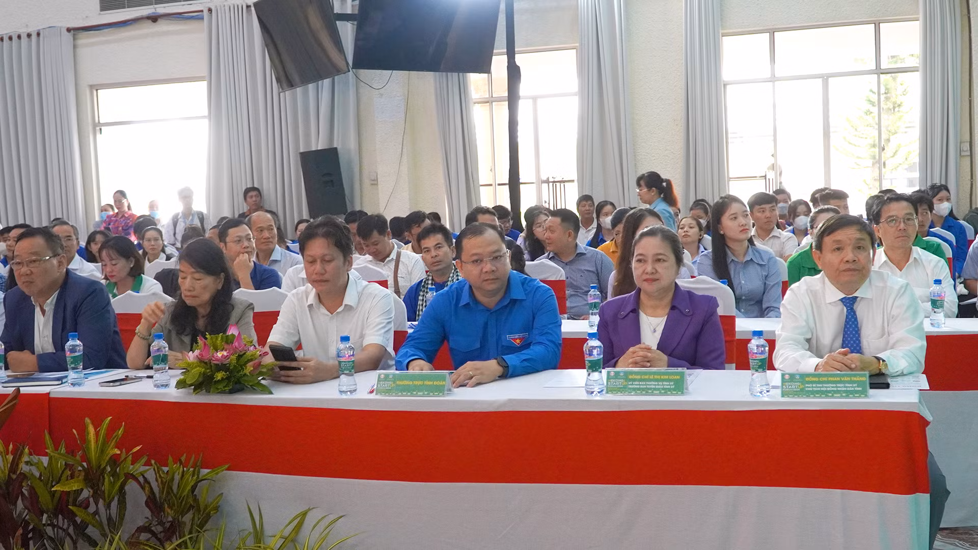 Phó Bí thư Thường trực Tỉnh ủy, Chủ tịch Hội đồng nhân dân tỉnh Đồng Tháp Phan Văn Thắng cùng đại biểu tham dự lễ khai mạc diễn đàn. (Ảnh: HỮU NGHĨA) Phó Bí thư Thường trực Tỉnh ủy, Chủ tịch Hội đồng nhân dân tỉnh Đồng Tháp Phan Văn Thắng cùng đại biểu tham dự lễ khai mạc diễn đàn. (Ảnh: HỮU NGHĨA)