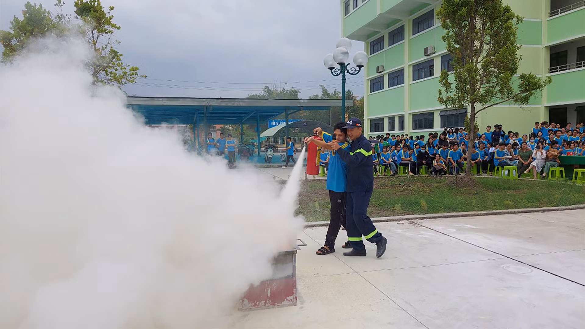 Hướng dẫn dập tắt đám cháy từ xăng dầu và vật liệu dễ cháy. (Ảnh: PHƯỚC THANH) Hướng dẫn dập tắt đám cháy từ xăng dầu và vật liệu dễ cháy. (Ảnh: PHƯỚC THANH)