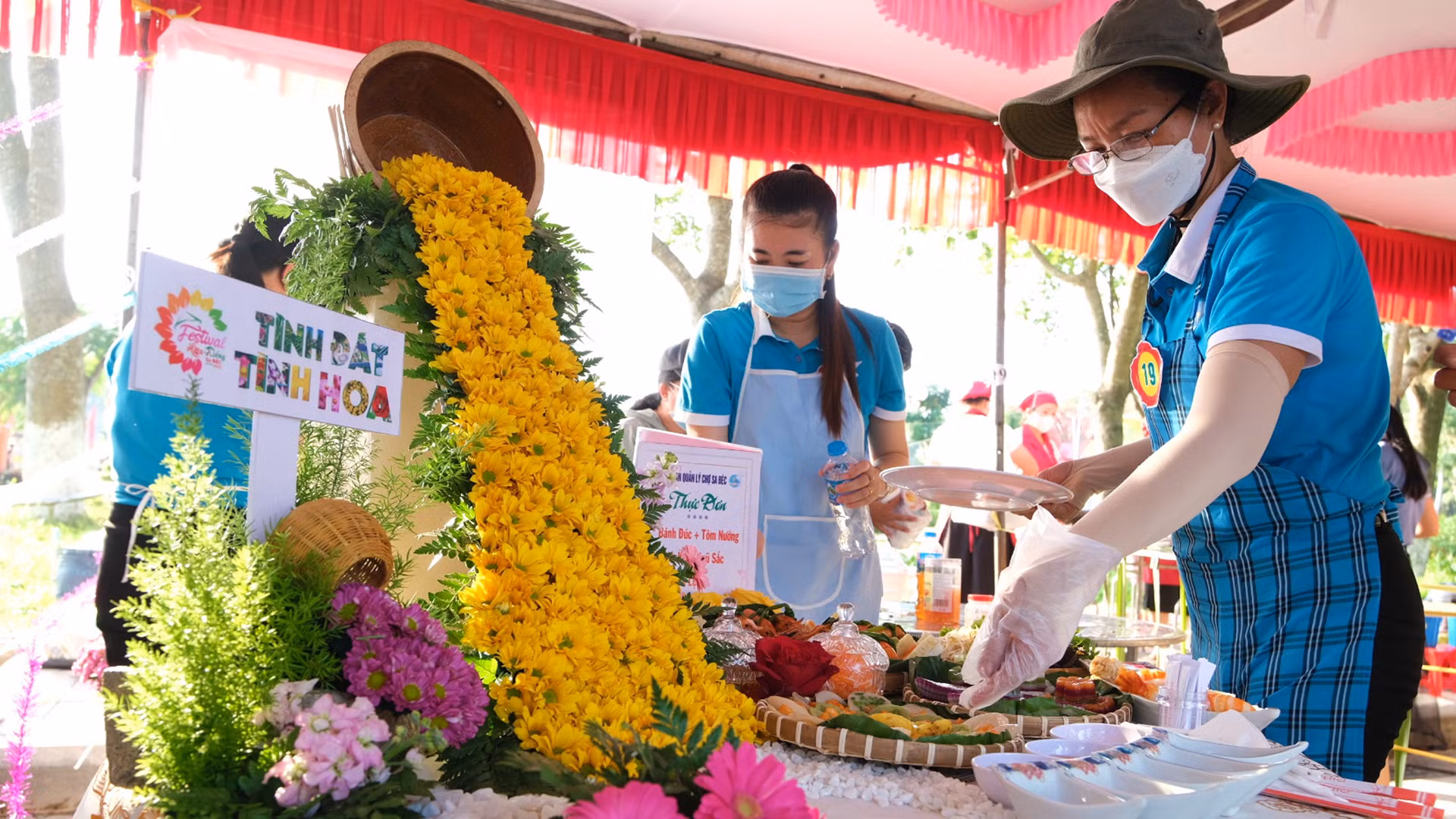 Chế biến món ăn từ hoa, bột Sa Đéc tại hội thi ẩm thực trong khuôn khổ Festival. Chế biến món ăn từ hoa, bột Sa Đéc tại hội thi ẩm thực trong khuôn khổ Festival.