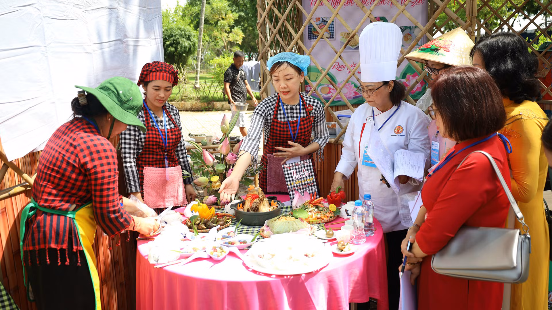 Ban giám khảo chấm thi các món ăn.