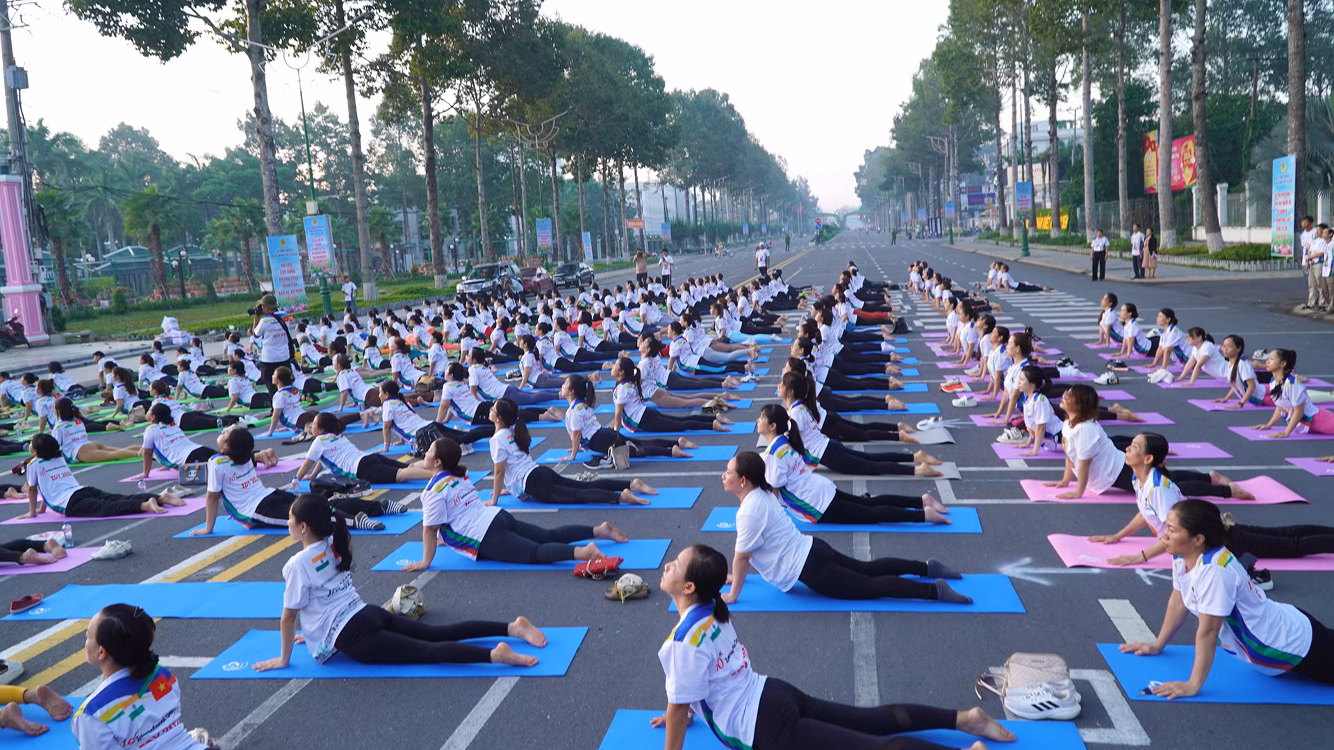 Người dân thực hiện bài tập Yoga tại sự kiện.