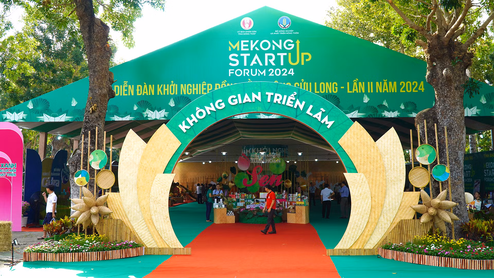 Không gian triển lãm sản phẩm khởi nghiệp tiêu biểu và sản phẩm định hướng kinh tế xanh khu vực Đồng bằng sông Cửu Long. (Ảnh: HỮU NGHĨA) Không gian triển lãm sản phẩm khởi nghiệp tiêu biểu và sản phẩm định hướng kinh tế xanh khu vực Đồng bằng sông Cửu Long. (Ảnh: HỮU NGHĨA)