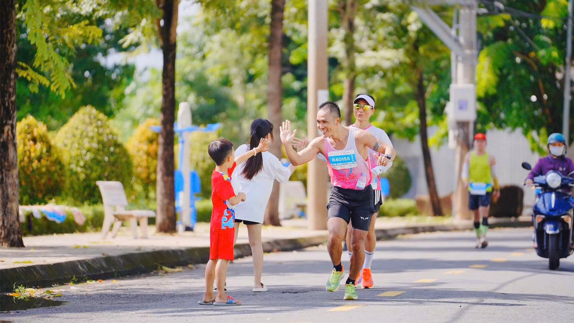 Sự thân thiện của các cổ động viên tiếp thêm động lực cho các vận động viên hoàn thành cự ly.