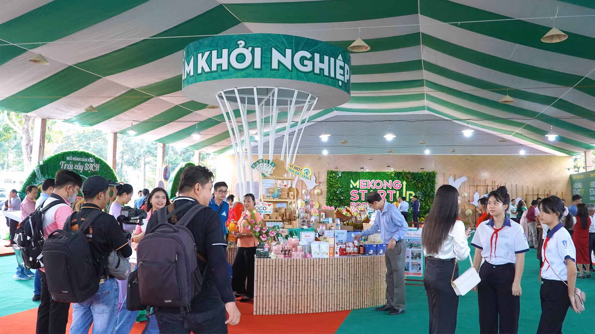 Tham quan, giao lưu tại Không gian triển lãm sản phẩm khởi nghiệp. (Ảnh: HỮU NGHĨA) Tham quan, giao lưu tại Không gian triển lãm sản phẩm khởi nghiệp. (Ảnh: HỮU NGHĨA)