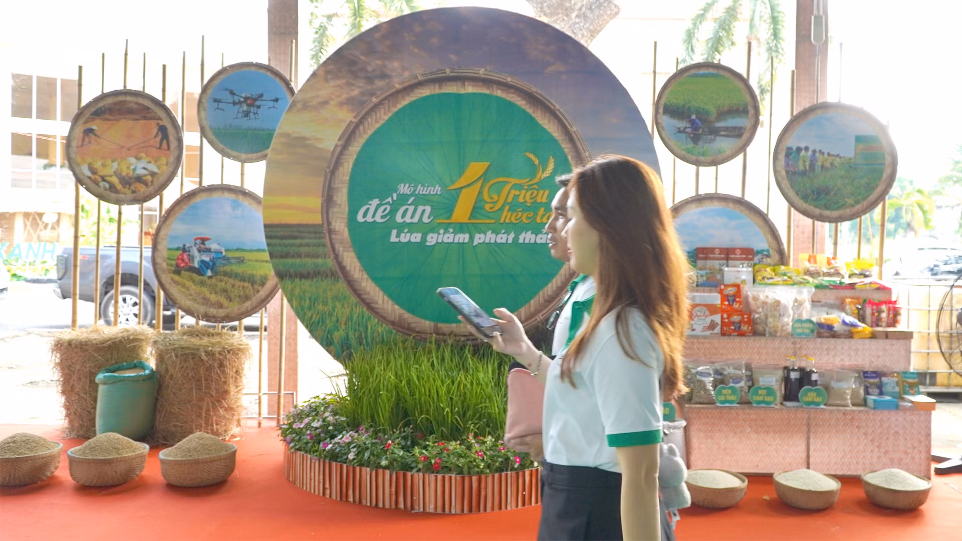 Đại biểu tham quan Không gian triển lãm sản phẩm khởi nghiệp. (Ảnh: HỮU NGHĨA) Đại biểu tham quan Không gian triển lãm sản phẩm khởi nghiệp. (Ảnh: HỮU NGHĨA)
