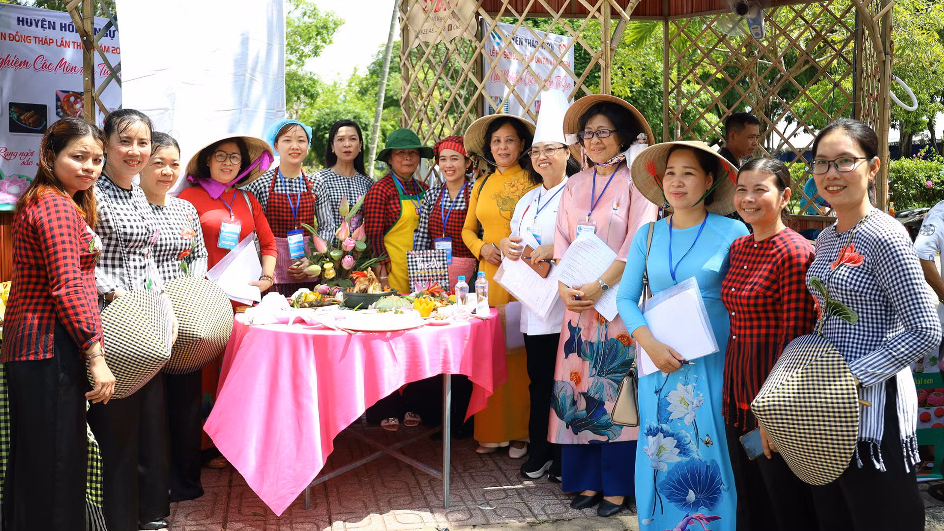 Các "đầu bếp" chụp ảnh lưu niệm sau phần thi.