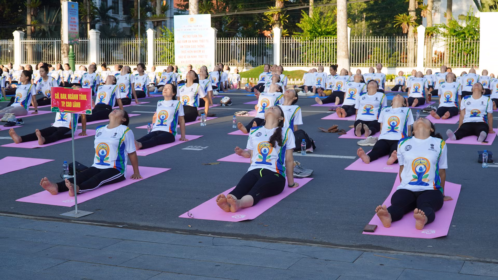 Cán bộ, công nhân viên chức ban, ngành, đoàn thể tỉnh, thành phố Cao Lãnh tập Yoga. (Ảnh: HỮU NGHĨA)