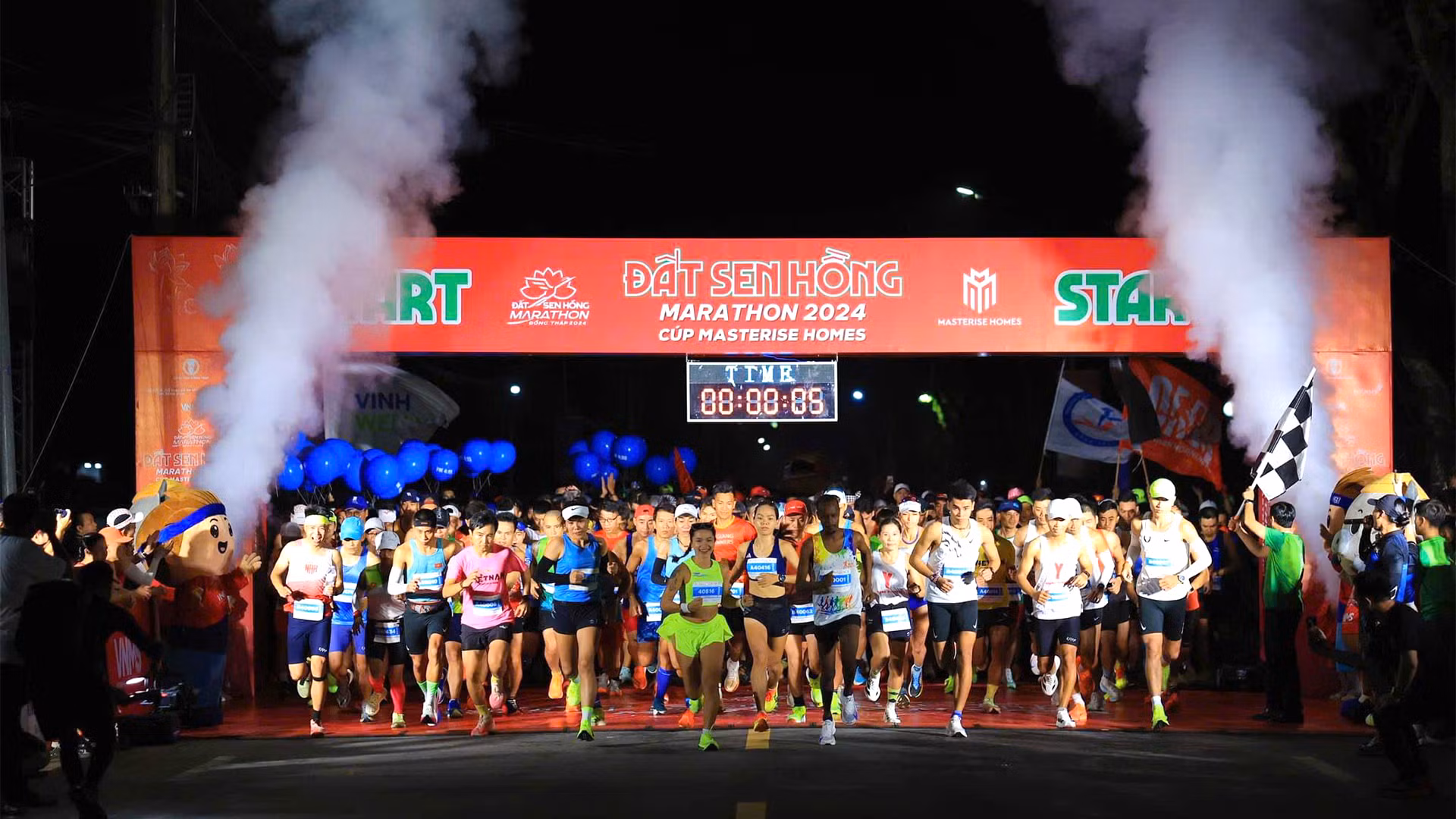 Vào lúc 4 giờ, ngày 13/10, các vận động viên xuất phát cự ly 42km.