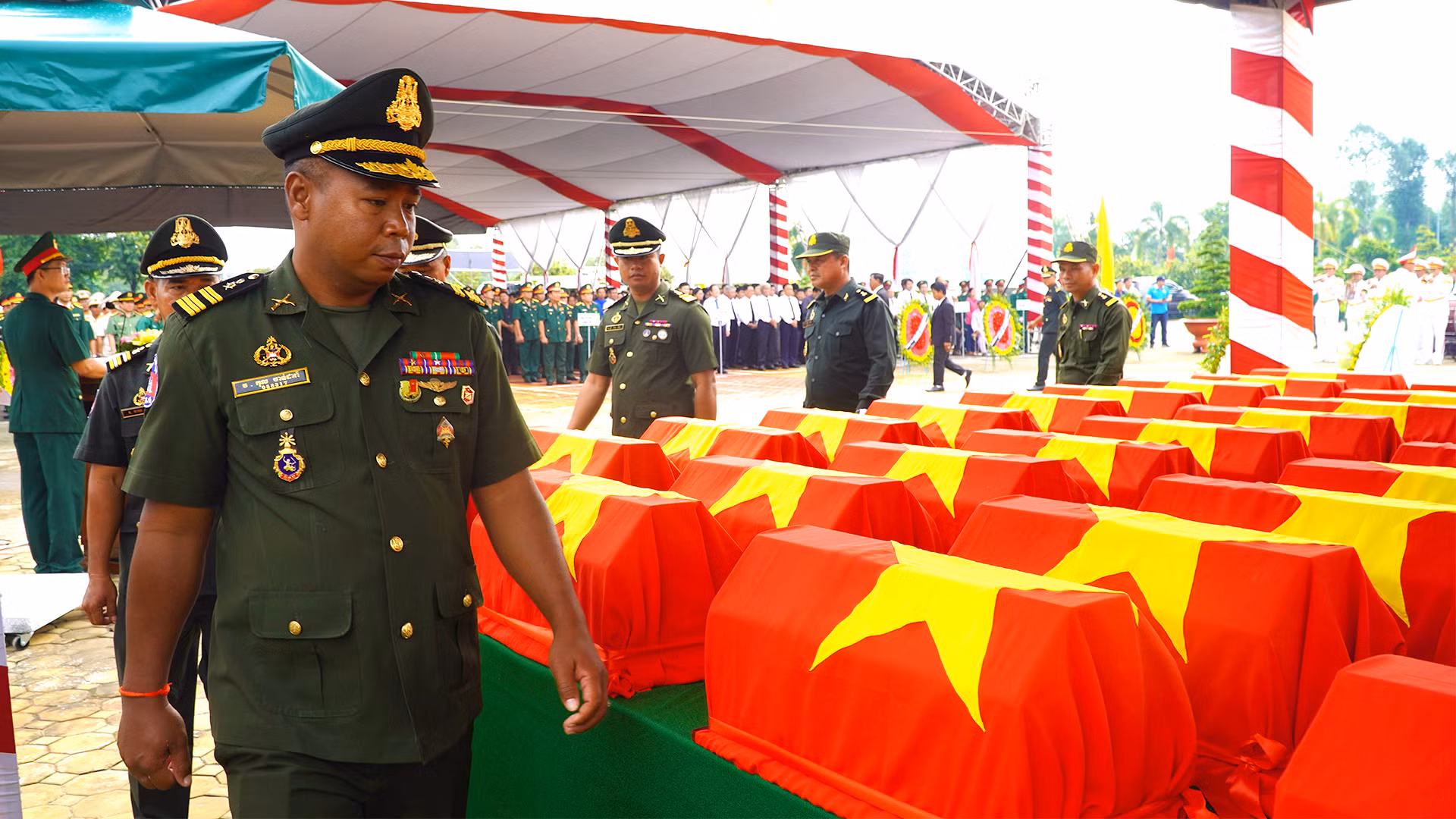 Đoàn đại biểu viếng hài cốt liệt sĩ. (Ảnh: HỮU NGHĨA) Đoàn đại biểu viếng hài cốt liệt sĩ. (Ảnh: HỮU NGHĨA)