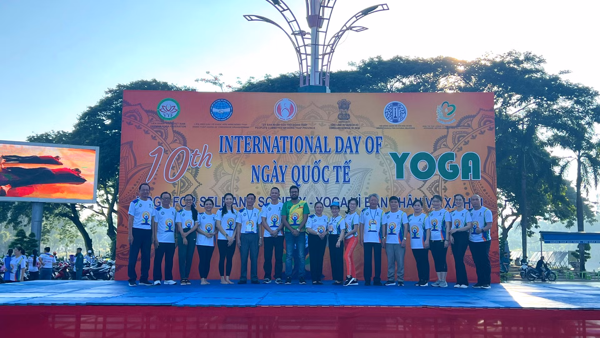 Đại diện các câu lạc bộ Yoga chụp hình lưu niệm với ban tổ chức sự kiện. (Ảnh: HỮU NGHĨA)