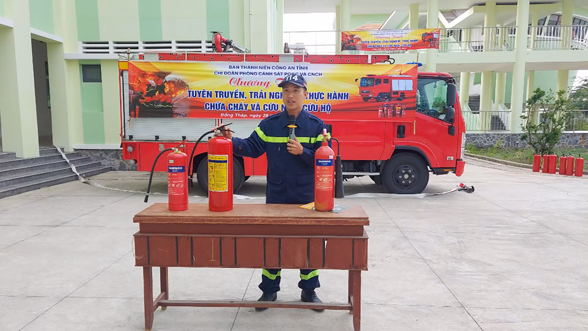 Tuyên truyền về cách bảo quản bình chữa cháy. (Ảnh: PHƯỚC THANH) Tuyên truyền về cách bảo quản bình chữa cháy. (Ảnh: PHƯỚC THANH)