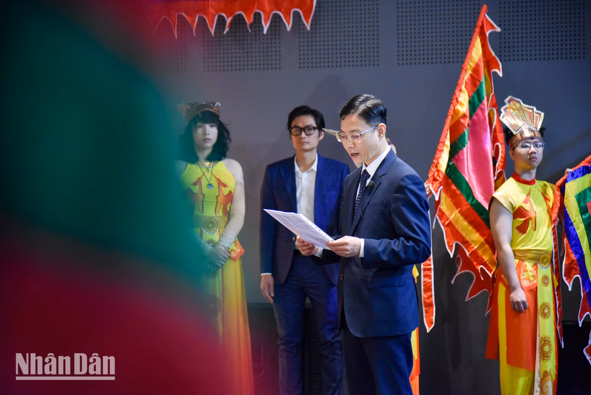 Thứ trưởng Ngoại giao Ngô Lê Văn nhấn mạnh: Tiếp nối truyền thống Tiên Rồng, phát huy cao độ tinh thần yêu nước, ý chí tự lực, toàn thể nhân dân Việt Nam ở trong và ngoài nước nguyện đóng góp đưa nước ta trở nên giàu mạnh, hùng cường, làm rạng danh cơ đồ dân tộc. Thứ trưởng Ngoại giao Ngô Lê Văn nhấn mạnh: Tiếp nối truyền thống Tiên Rồng, phát huy cao độ tinh thần yêu nước, ý chí tự lực, toàn thể nhân dân Việt Nam ở trong và ngoài nước nguyện đóng góp đưa nước ta trở nên giàu mạnh, hùng cường, làm rạng danh cơ đồ dân tộc.