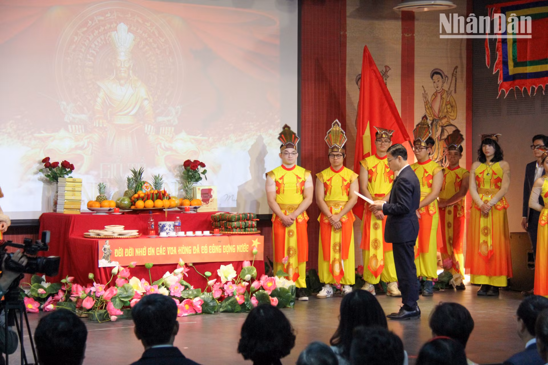 Trong không khí trang nghiêm và đầy ý nghĩa, Thứ trưởng Ngoại giao Ngô Lê Văn đọc chúc văn tưởng nhớ, tri ân công đức các Vua Hùng, các bậc tiền nhân đã có công dựng nước và giữ nước. Trong không khí trang nghiêm và đầy ý nghĩa, Thứ trưởng Ngoại giao Ngô Lê Văn đọc chúc văn tưởng nhớ, tri ân công đức các Vua Hùng, các bậc tiền nhân đã có công dựng nước và giữ nước.