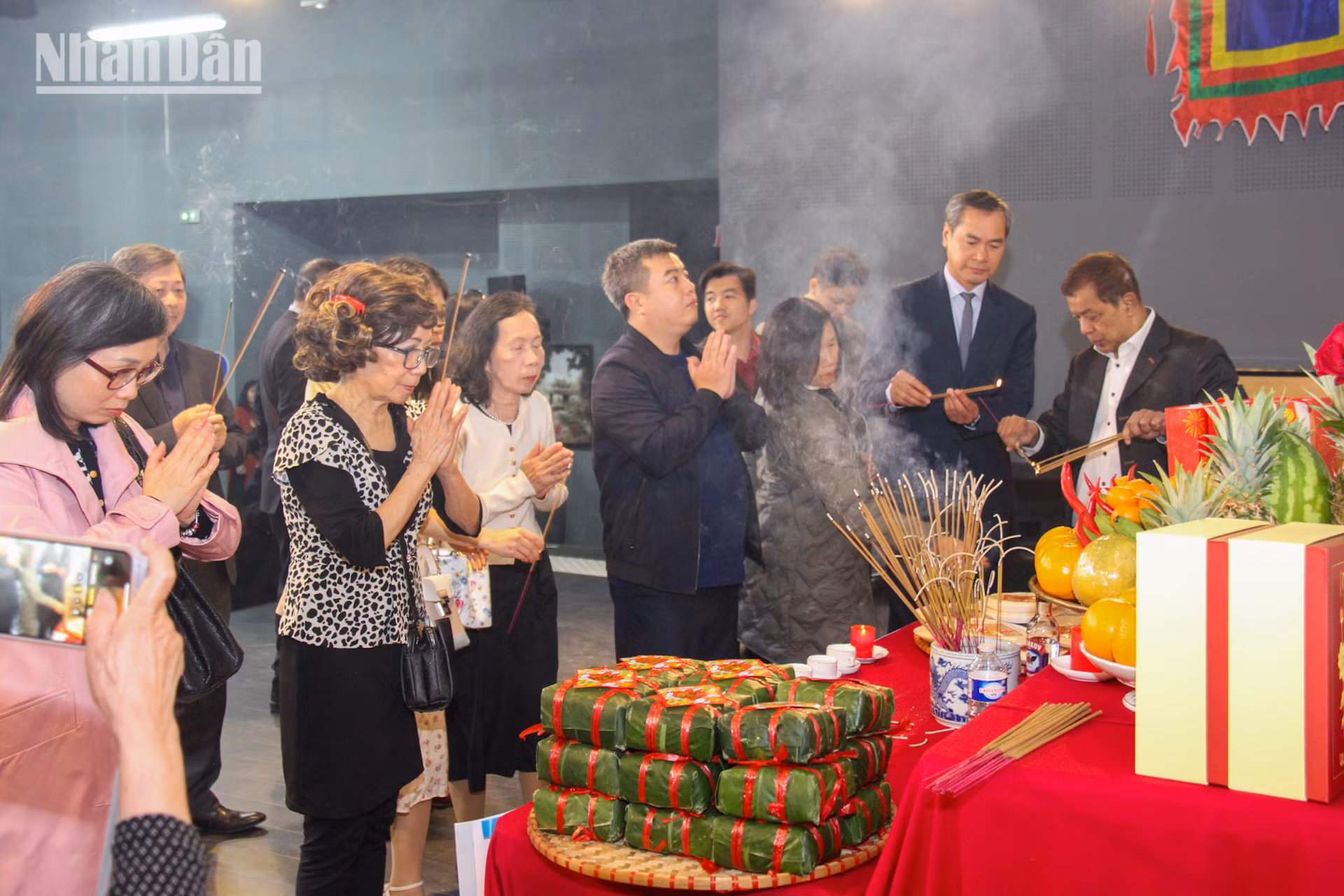 Các thế hệ người Việt tại Pháp bày tỏ lòng biết ơn sâu sắc các bậc tiền nhân đã có công dựng nước để con cháu nối tiếp truyền thống Lạc Hồng xây dựng đất nước Việt Nam giàu đẹp, văn minh như ngày nay. Các thế hệ người Việt tại Pháp bày tỏ lòng biết ơn sâu sắc các bậc tiền nhân đã có công dựng nước để con cháu nối tiếp truyền thống Lạc Hồng xây dựng đất nước Việt Nam giàu đẹp, văn minh như ngày nay.