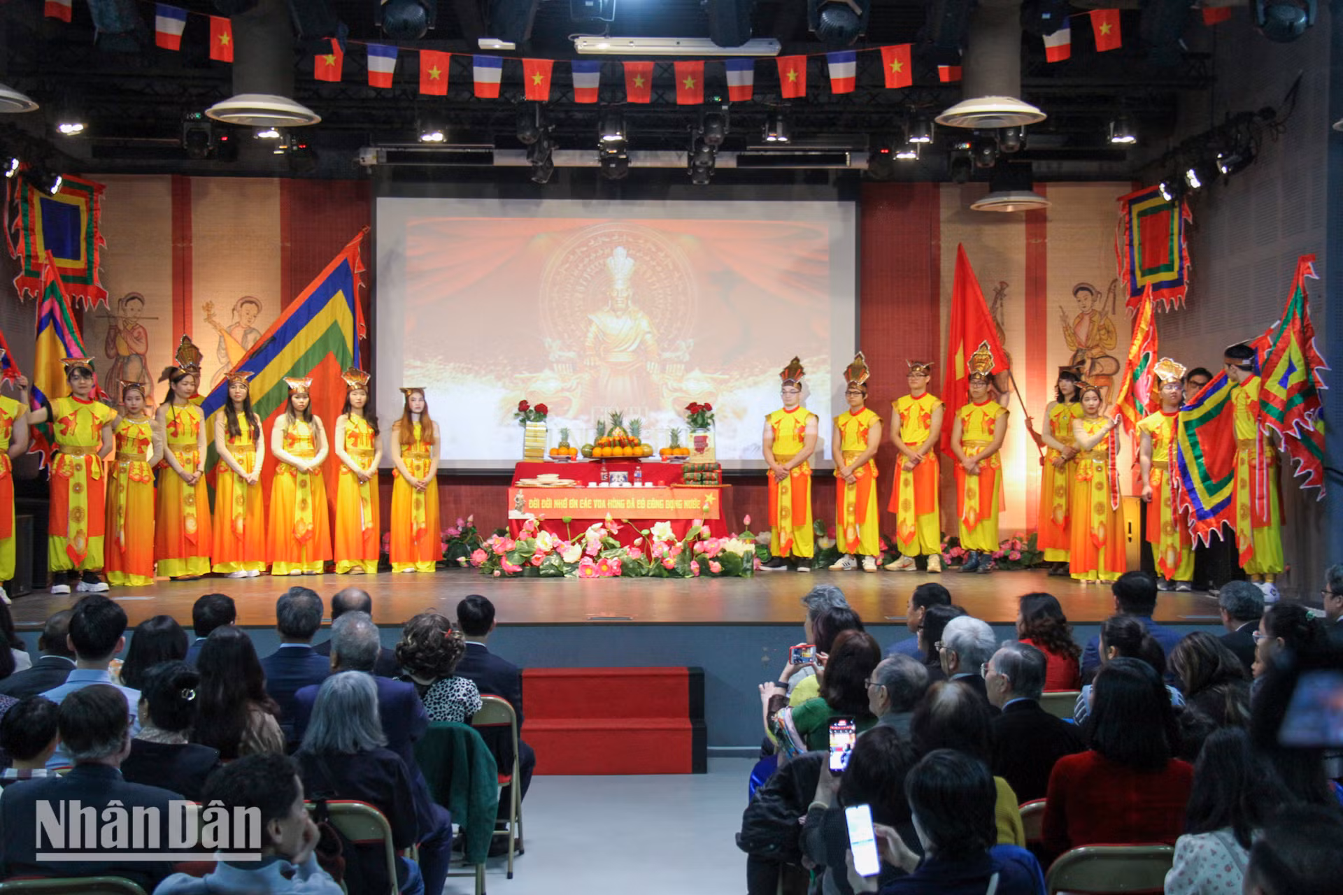 Giỗ Tổ Hùng Vương không chỉ là dịp để tưởng nhớ cội nguồn dân tộc mà còn là biểu tượng của tinh thần đoàn kết, gắn kết mọi người con đất Việt, dù ở trong nước hay xa quê hương. Giỗ Tổ Hùng Vương không chỉ là dịp để tưởng nhớ cội nguồn dân tộc mà còn là biểu tượng của tinh thần đoàn kết, gắn kết mọi người con đất Việt, dù ở trong nước hay xa quê hương.