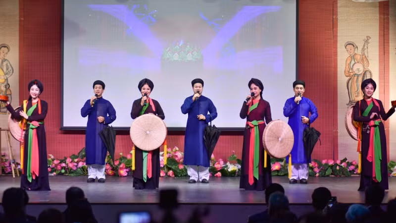 Làn điệu dân ca quan họ ngọt ngào, đằm thắm được giới thiệu tại “Đêm văn hóa Việt Nam - Tinh hoa Di sản Kinh Bắc" tại Pháp.