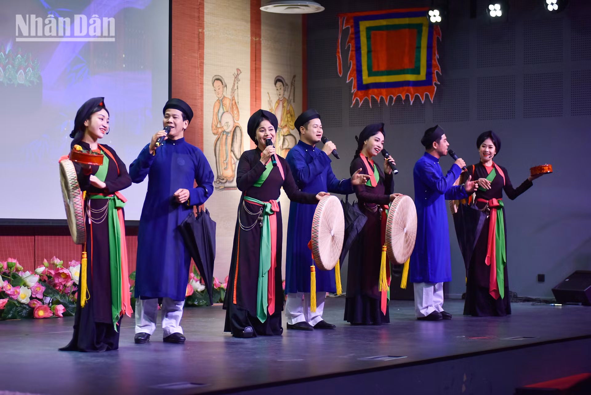 Mở đầu chương trình nghệ thuật là những làn điệu dân ca quan họ Bắc Ninh đằm thắm, vốn được đánh giá là loại hình nghệ thuật đặc sắc, độc đáo và tiêu biểu trong các loại hình thức diễn xướng dân gian của Việt Nam và thế giới.